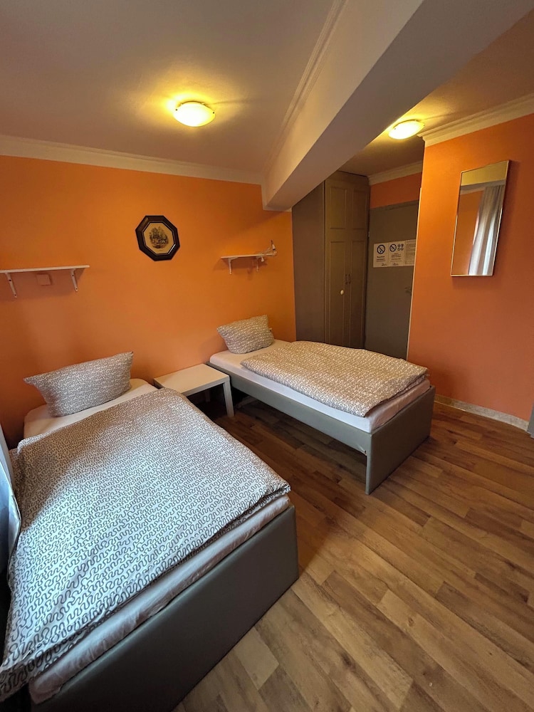 2-Rent Group Hostel Rooms AUB162
