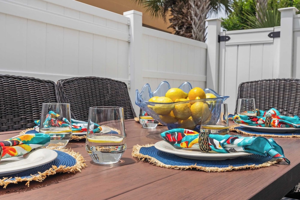 Pool, Patio & Outdoor Dining + Walk to Shore, Pier Park Sanctuary on Sands