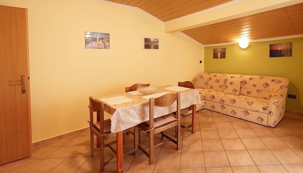Apartments Pribil en Rab — dining