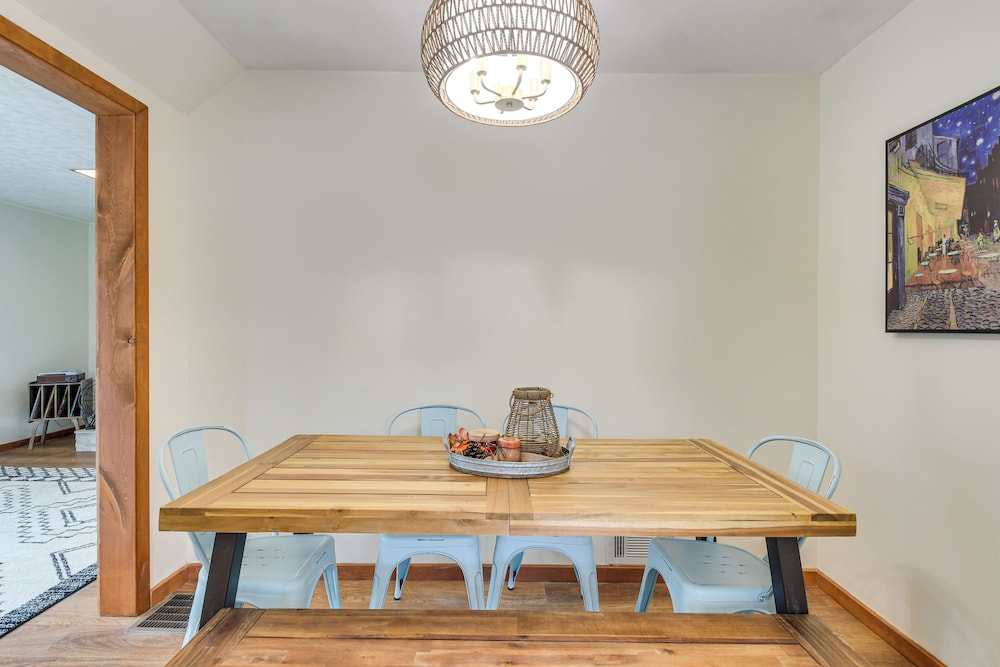 1 Mi to Dtwn Burlington: Modern Home w/ Yard!