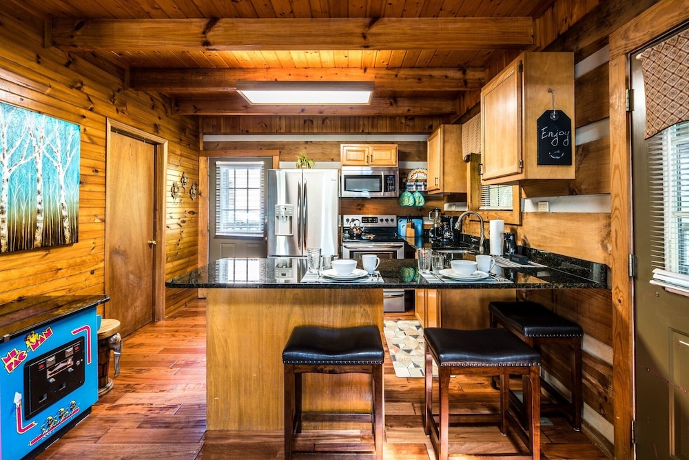 Er17 - The Perfect Getaway Great Location - Close To Town! 1 Bedroom Cabin by RedAwning view 4