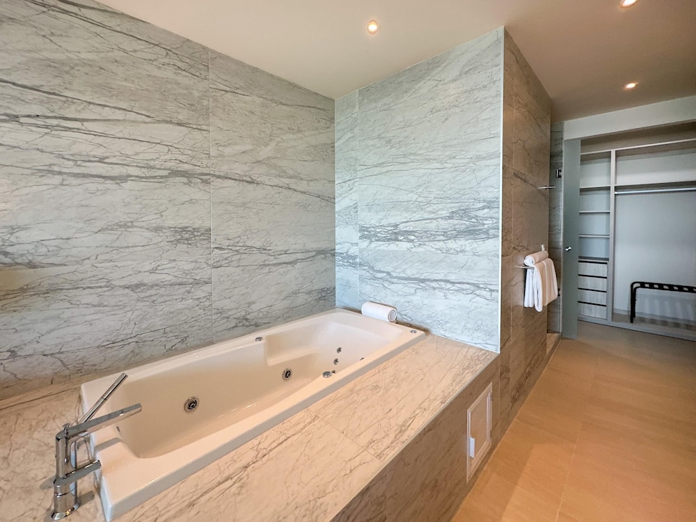 Brand New 6 Bedroom Penthouse