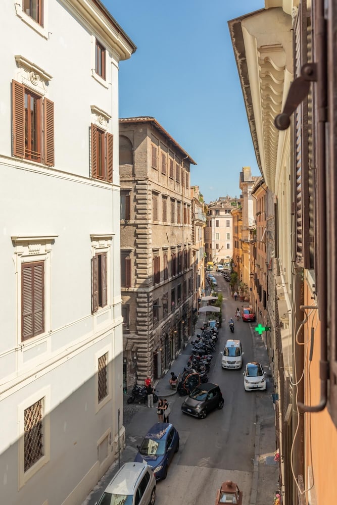 Campo de Fiori Large and Beautiful Apartment