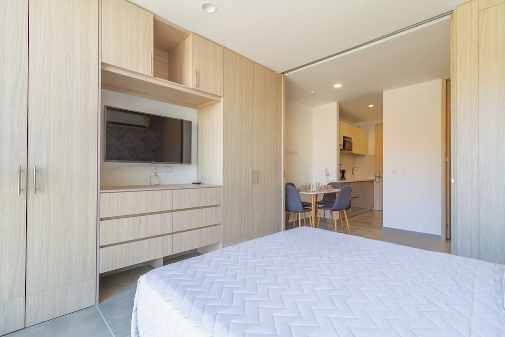 Salguero Suites By HostPro