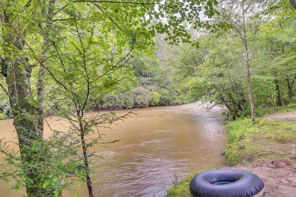 Hot Tub & Deck: Riverfront Mccaysville Cabin!