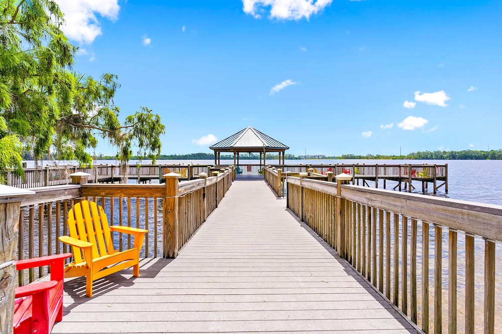 Luxury Condo w/ Huge Private Balcony on Lake Bryan