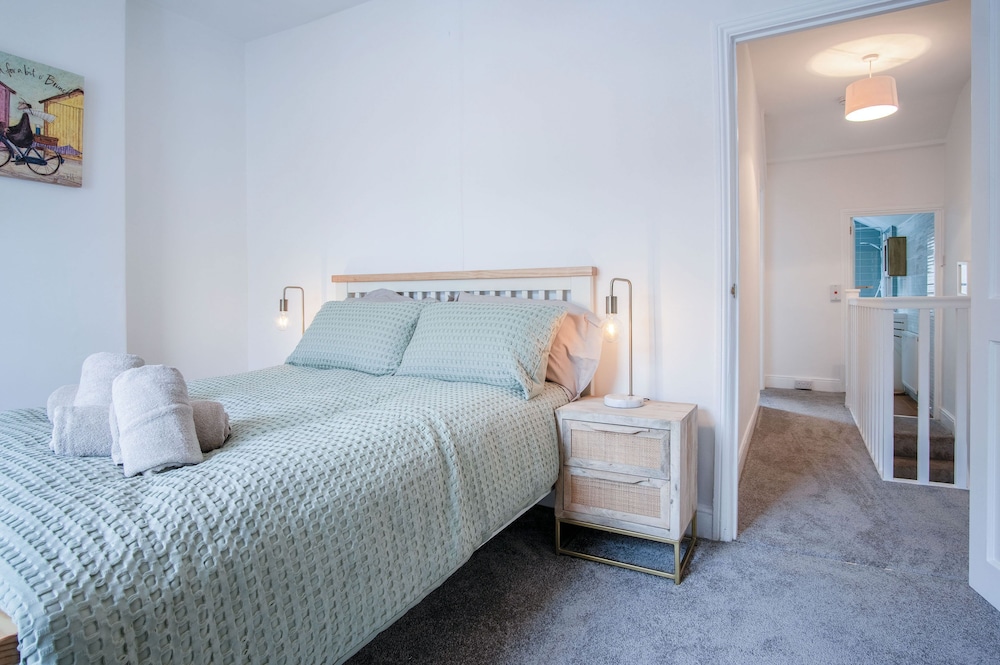 Castle Square - 2 Bedroom - Mumbles view 3