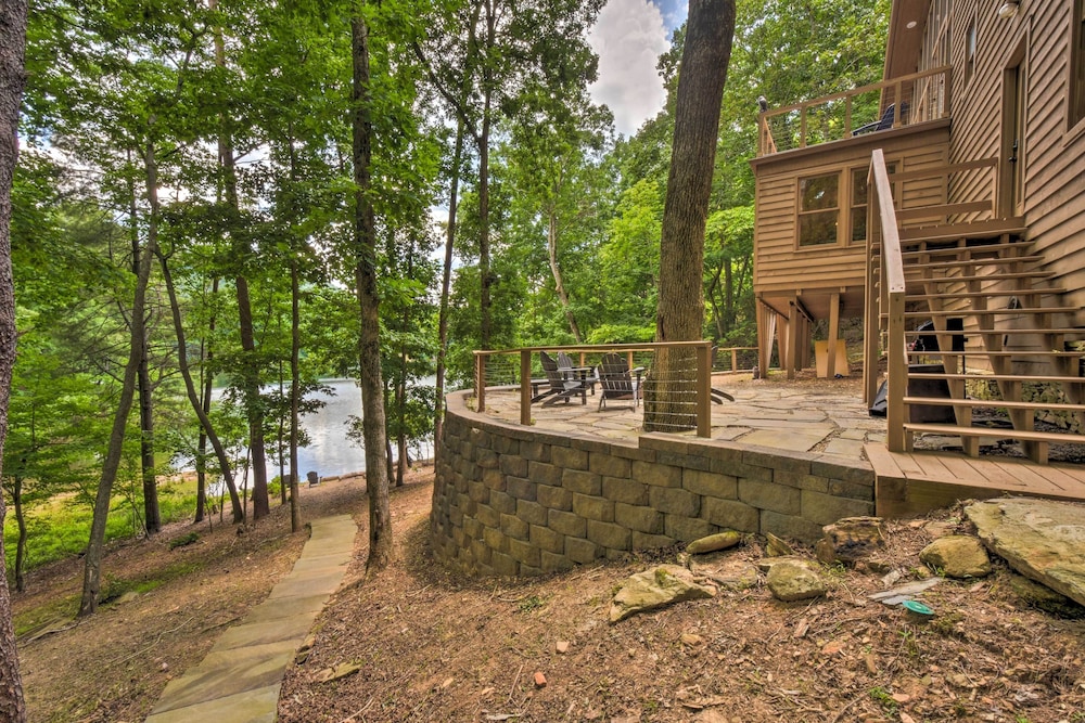 Lakefront Glass House Cabin w/ Mountain Views!