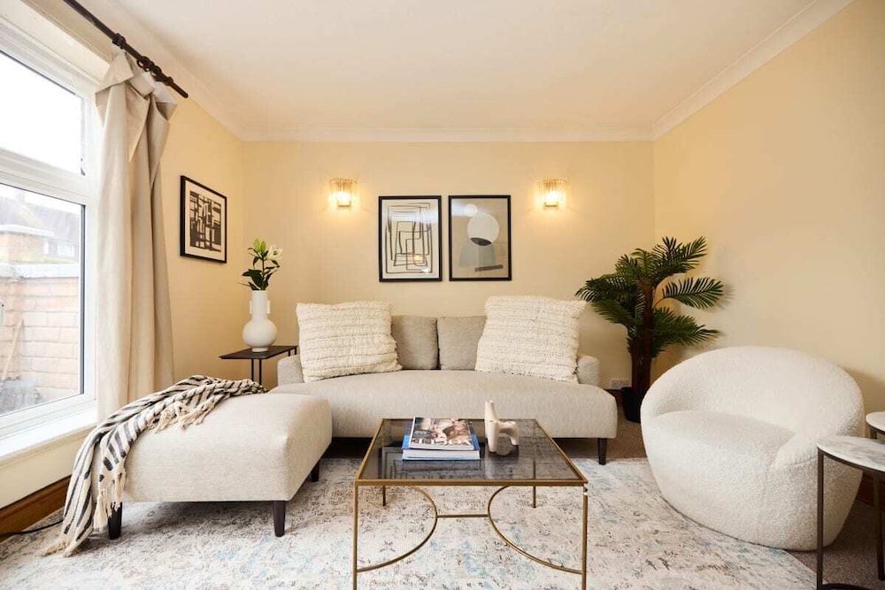 The Enfield Place - Elegant 4bdr House With Garden
