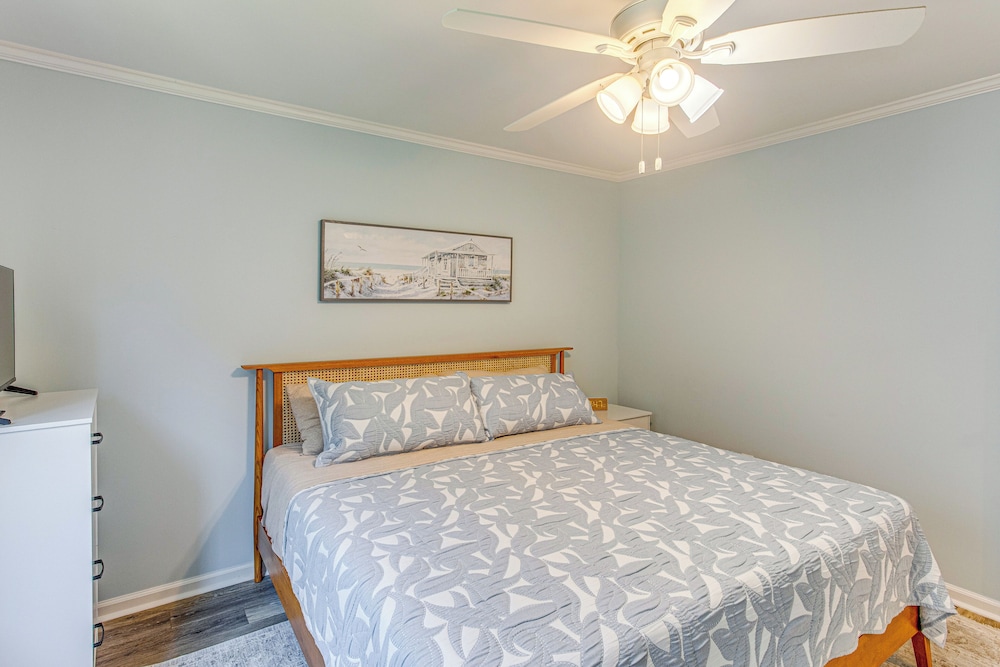 Beachfront Oasis w/ Pool Access in Surfside Beach!