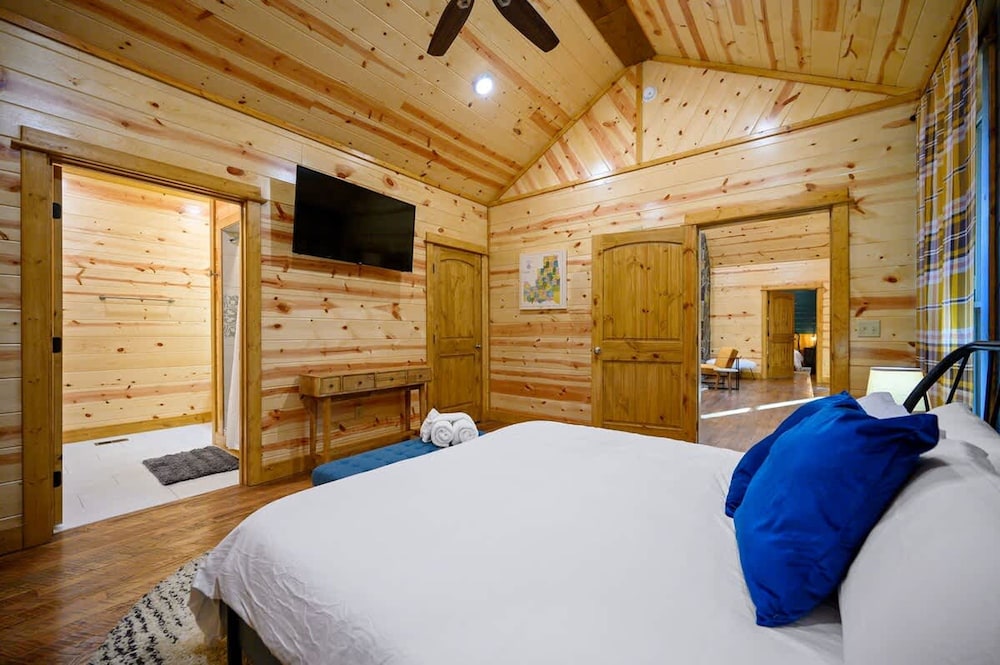Massive Hochatown Lodge w spa Basketball More