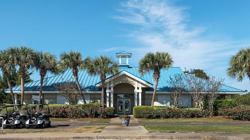 Sleeps 8 w/ Resort Pools, Tennis, Golf & Beach Access + Attraction Tickets!