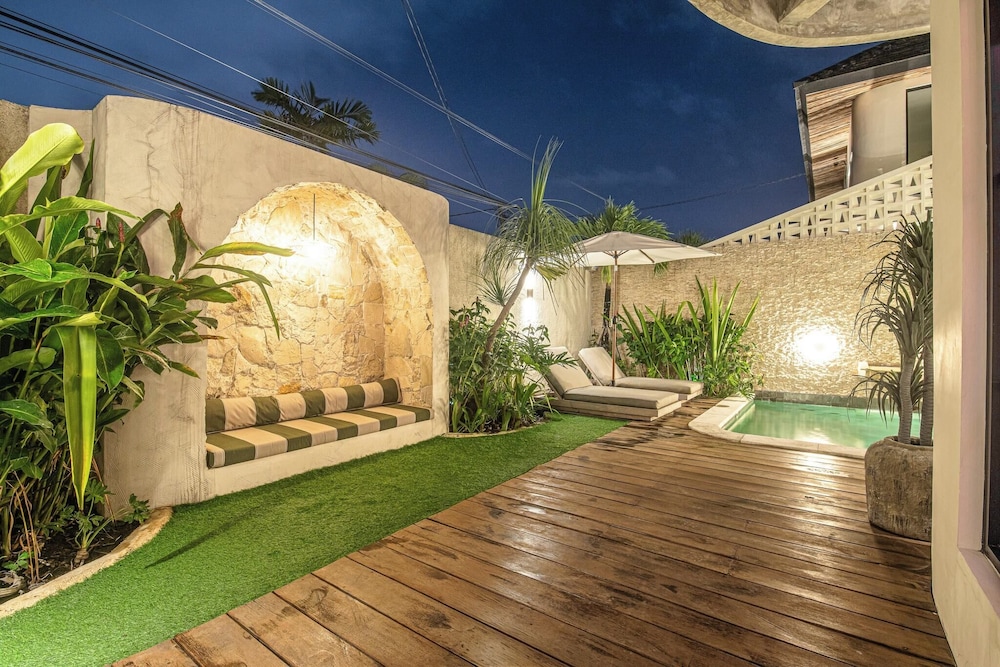 Chic 4-br Villa in Central Seminyak, Beach 5 Mins