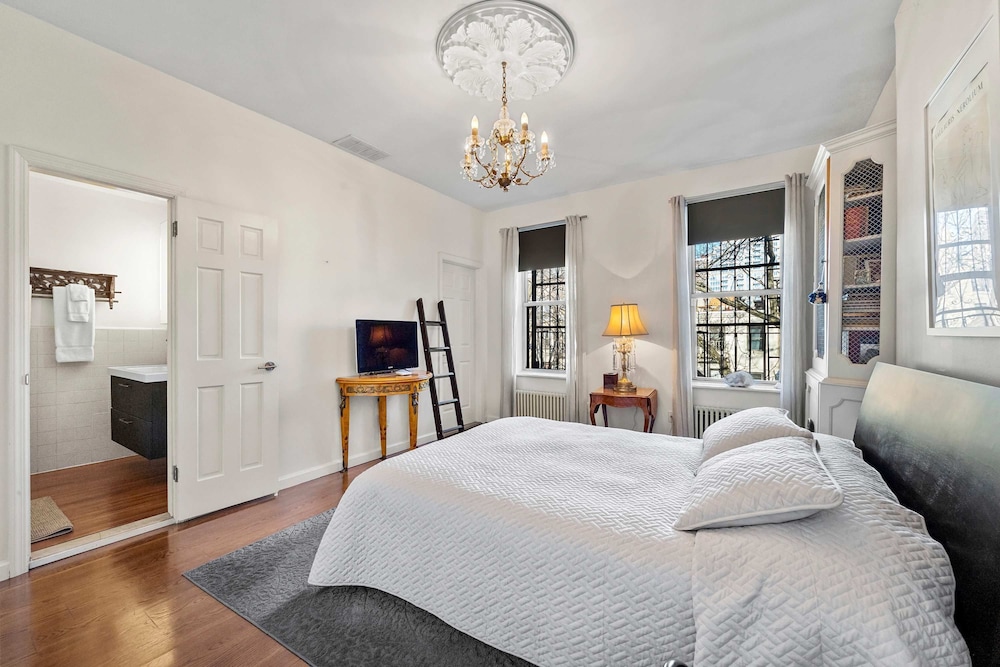 Gramercy Manor Triplex w Private Deck Garden