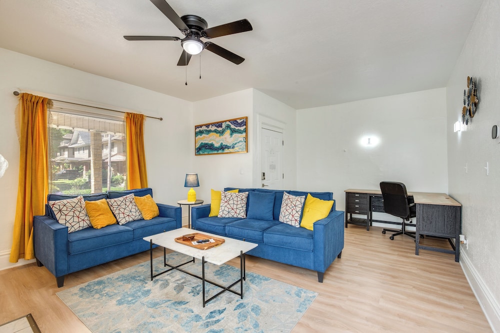 Modern 2BR Kansas City Condo Near Downtown