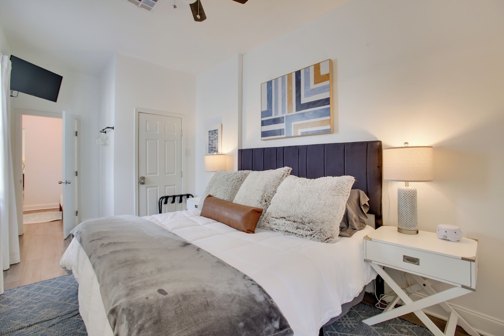 2 Mi to Dtwn: New Orleans Escape!