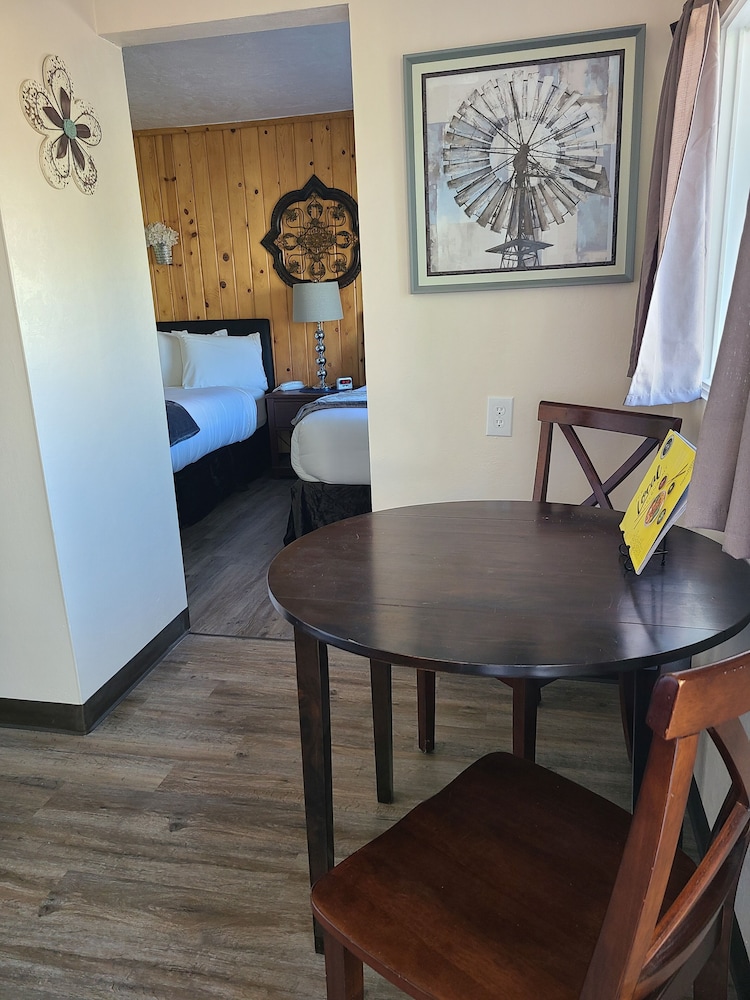 Lamplighter Cabins & Suites