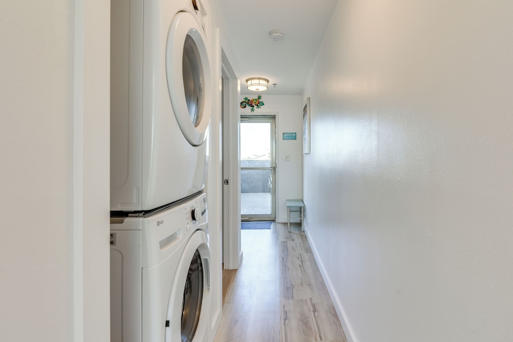 Walk to Sand! Modern Okaloosa Island Condo