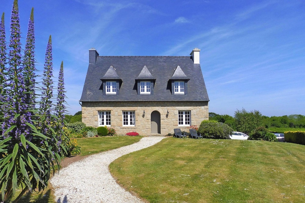 Holiday Home in Port-blanc Near Sandy Beaches
