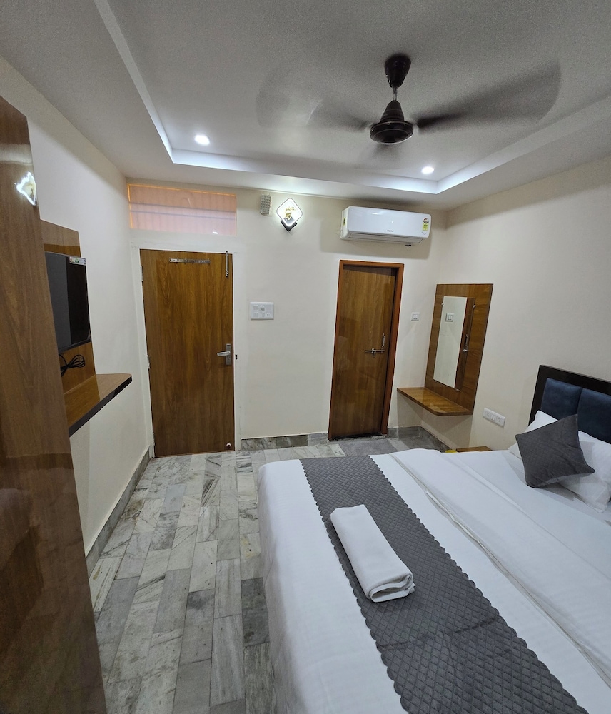 Rudra PGH - just near Temple & Ghats