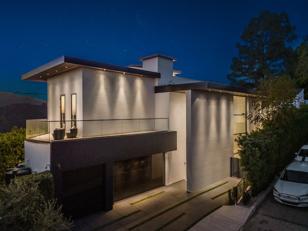 Linda Flora Modern Estate