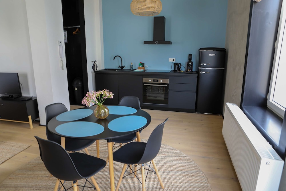 Kamiel -belle Epoque Apartment With Modern Comfort