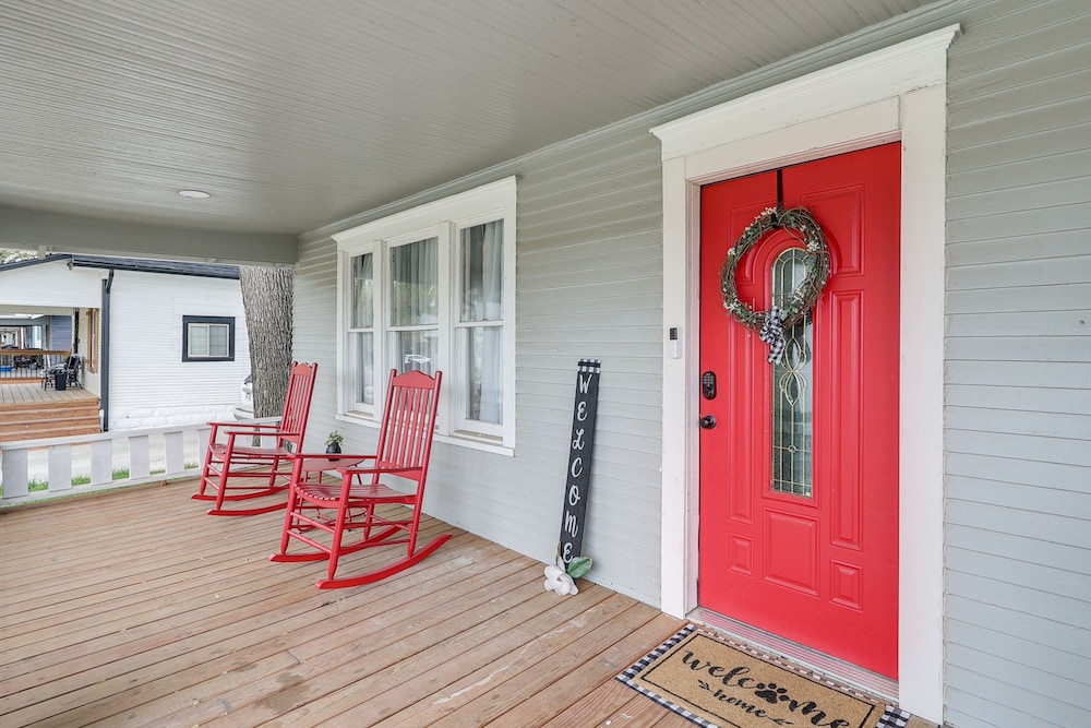 Pet-friendly Wichita Home w/ Deck, Near Dtwn view 5