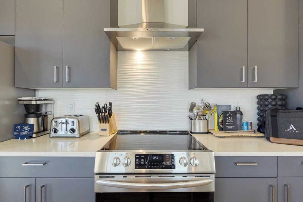 Sleeps 42 7 Modern Midtown Apartments w/ Gym + Pool Walkable to Shops & Eats