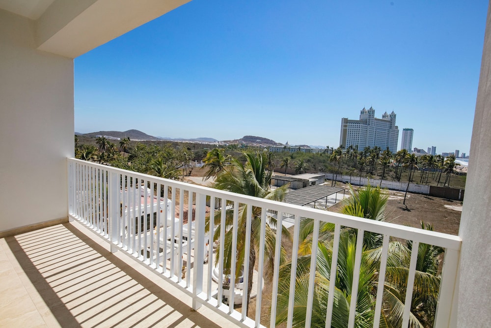 Elegant Condo at Playa Brujas