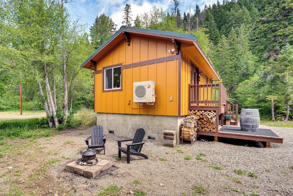 Deck & Fire Pit: Yakima River Retreat in Cle Elum