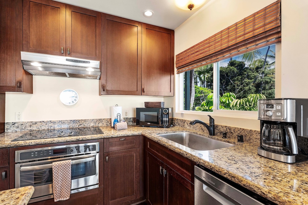 Ocean View Unit w Lanai - AC - Near Marketplace! - Vrkcv