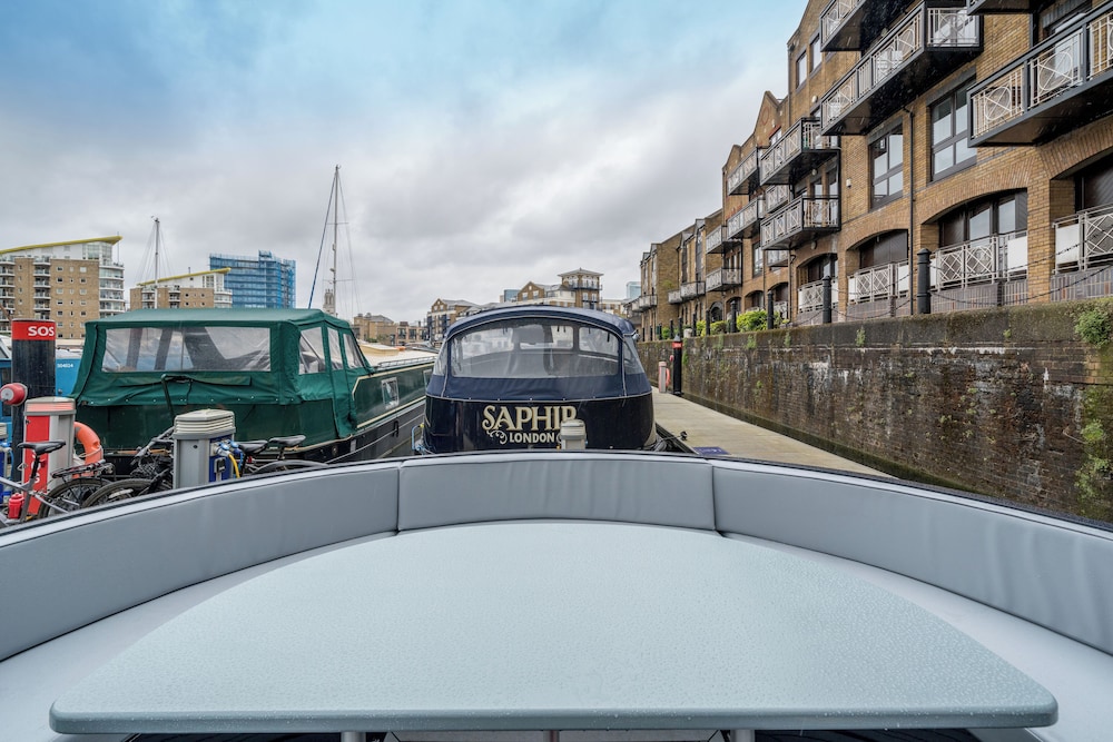Elegant houseboat near Canary Wharf