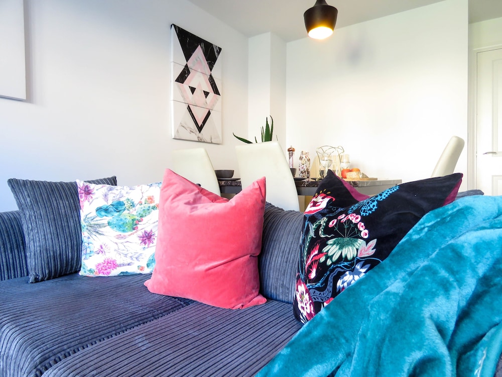 Tudors eSuites Birmingham House with Private Garden Free Parking