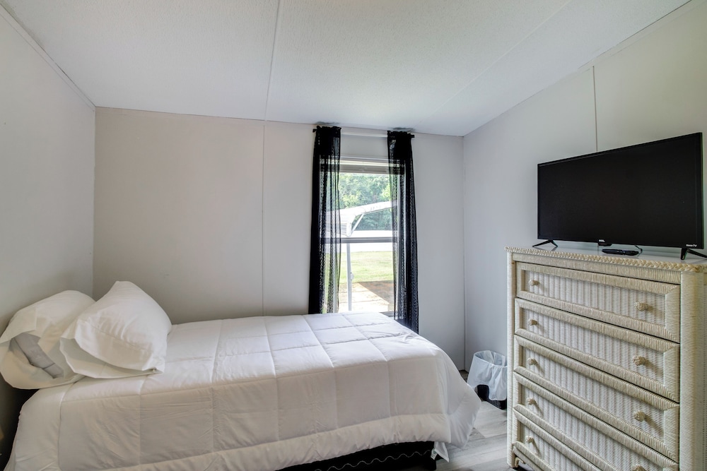 1 Mi to US Marine Base Albany: Cozy Getaway!