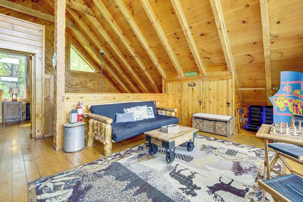 Mins to Dollywood: Boujee Bear Cabin w/ Hot Tub!