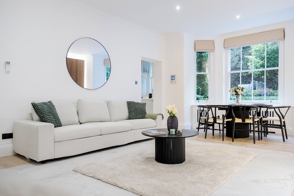 Luxury Oasis in South Kensington WITH AC