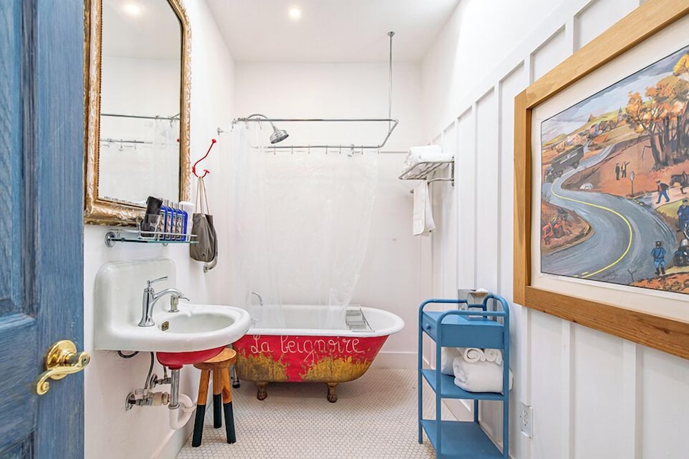 Petaluma Vacations - Metro Hotel and Cafe - Property Image 2