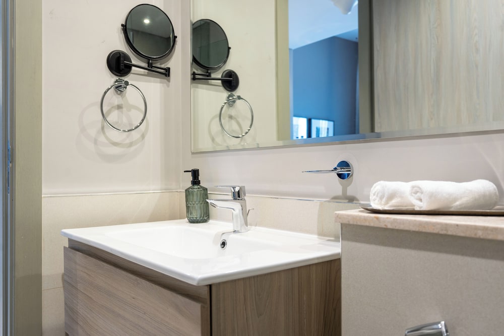 KeyRock Living - Elegant Lake View Apt