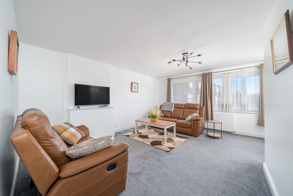 5 Bed House - Sleeps 11 - Garden