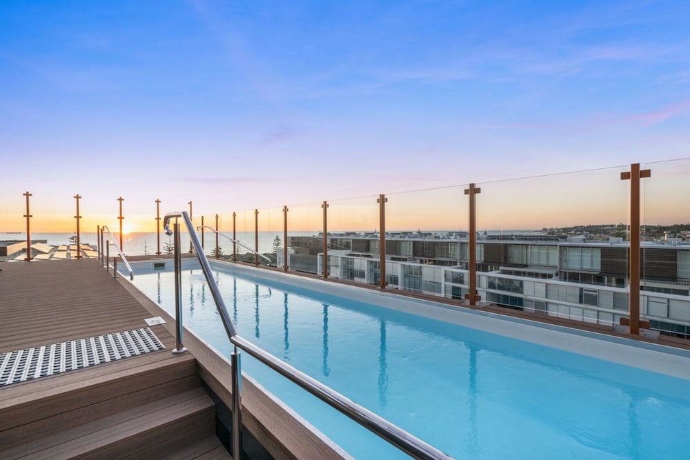 Coastal Apartment With Rooftop Pool