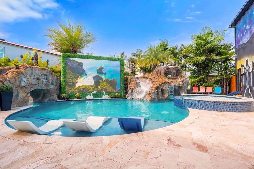 Ultimate Hollywood Themed Mansion for Big Groups