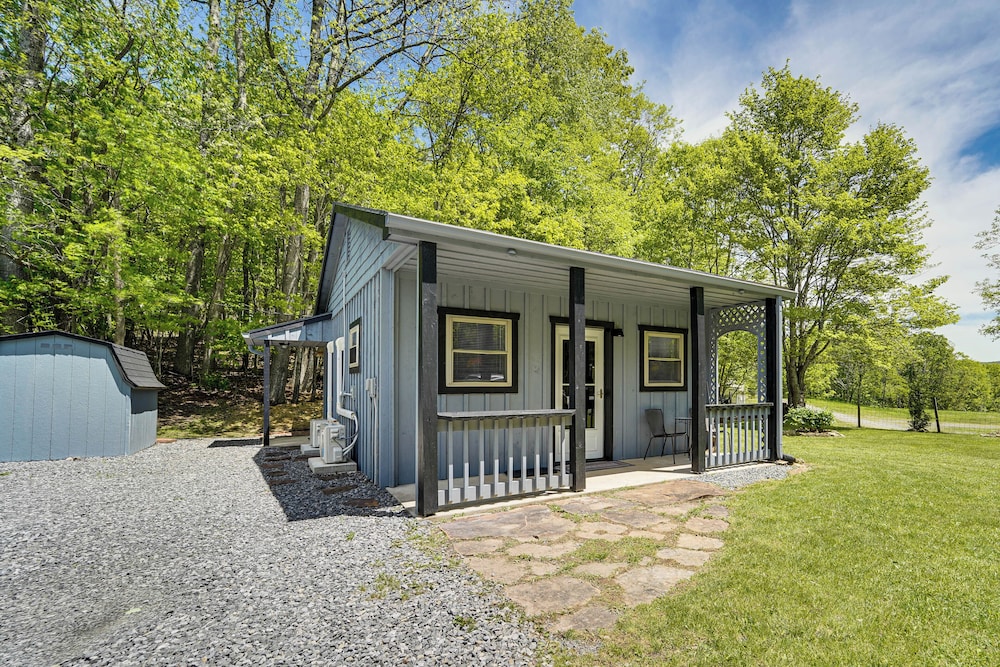 2 Mi to Main Street: Cozy Cabin in Monterey!
