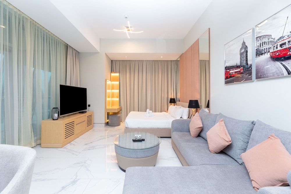 SIMPLY COMFORT Urban Chic Suites in J One Tower City & Canal Views
