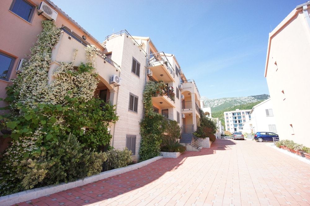 Hotel Apartments Becici Sunset - Image 1