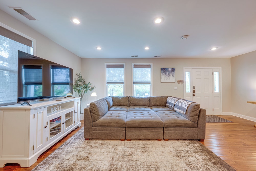 Fire Pit & Grill: Family Home on Fox River Trail!