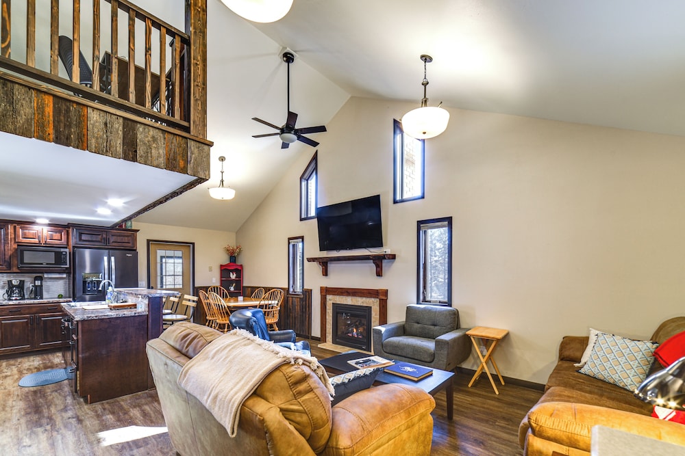 Covered Porch & Grill: 1-acre Property in Bristow!