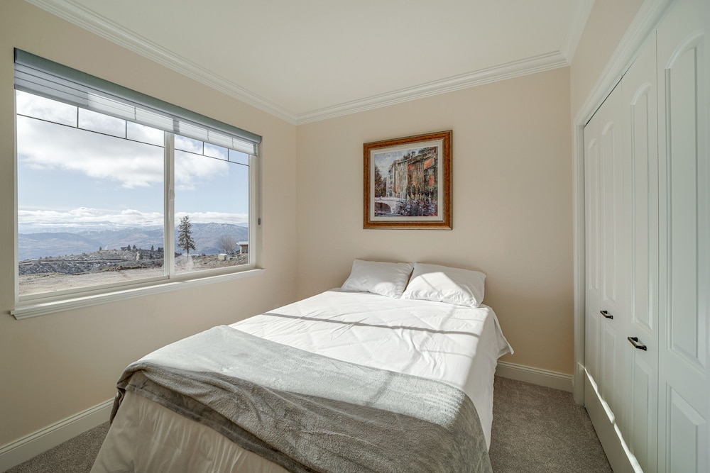 Cozy Chelan Apartment w/ Epic Mountain Views! view 2