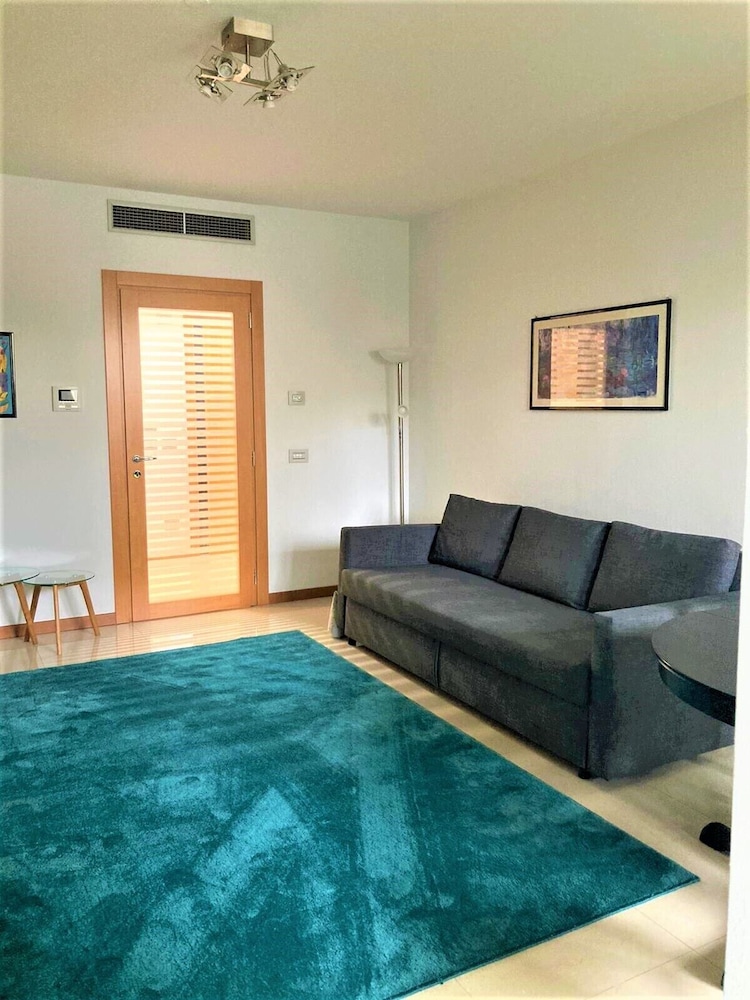 Borsa 1- Bright apartment with balcony