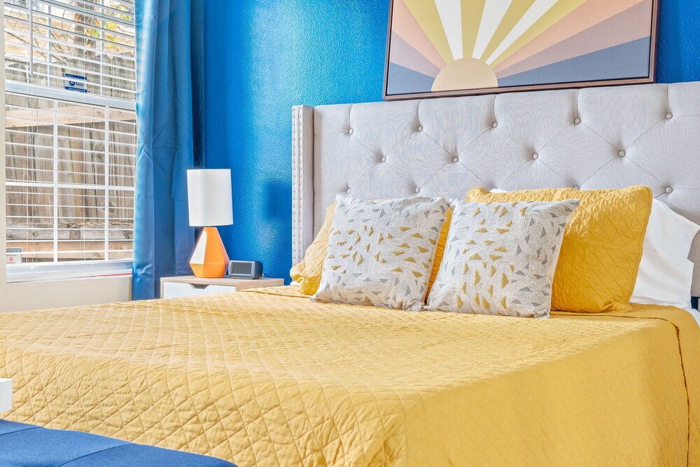 Dallas Retro House King Bed Backyard