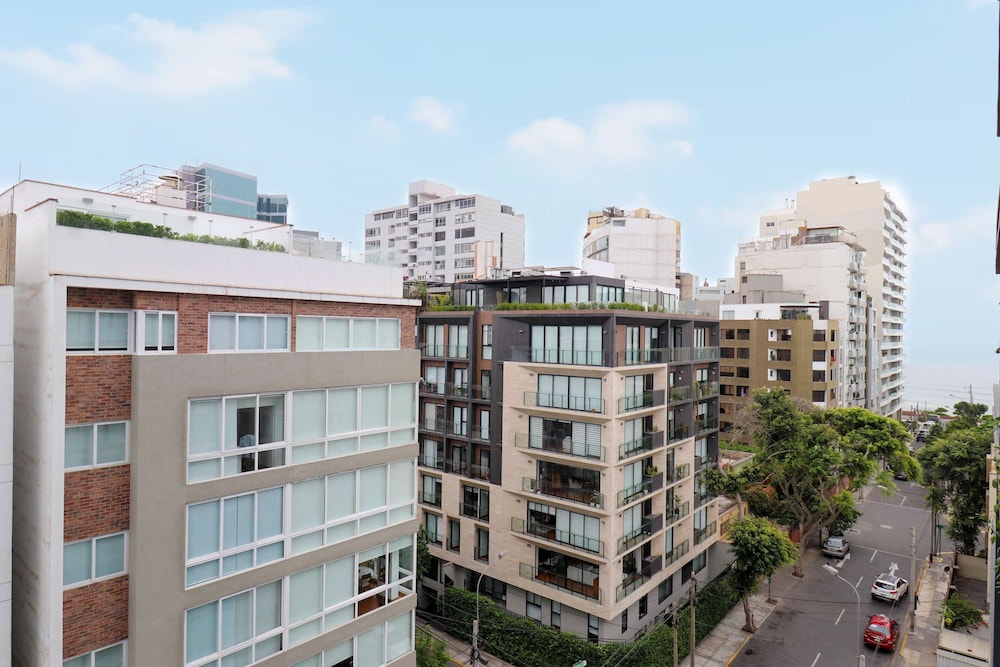w Elegant 2BR w Balcony Near Larcomar